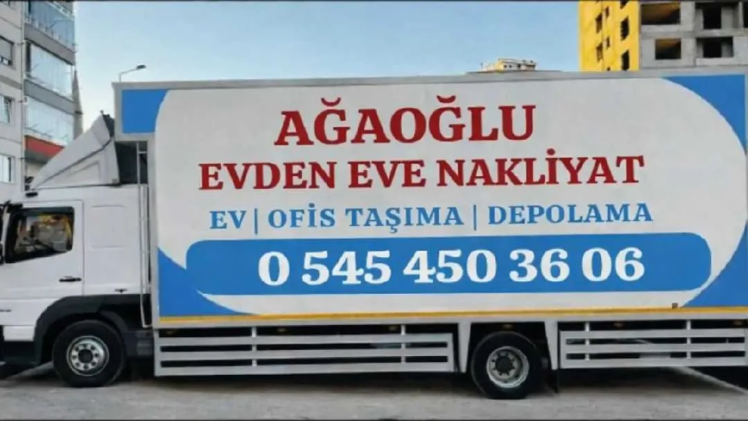 Ağaoğlu Nakliyat ekibi eşyaları kamyona yüklüyor
