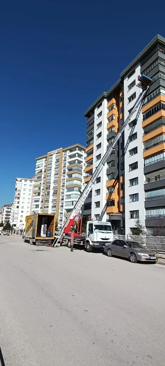 Yüksek katlı binada mobil asansörle eşya taşıma